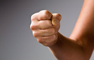 Bildet viser en knyttneve.