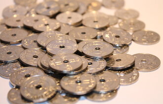 Bildet viser norske kronestykker spredt utover