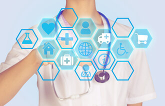 Bildet viser en sykepleier foran en futuristisk dataskjerm.