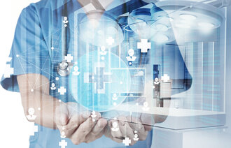 Illustrasjonen viser en sykepleier bak et nettverksdiagram.