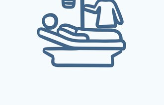 Illustrasjonen viser en sykepleier som står med et intravenøsstativ ved en sykehusseng.