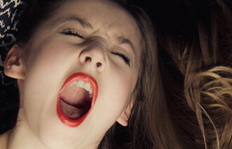 Bildet viser en ung kvinne som faker orgasme.