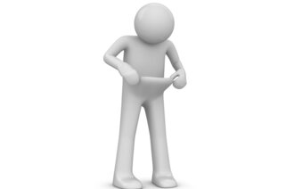 Bildet viser en figur som ser ned på underlivet sitt.