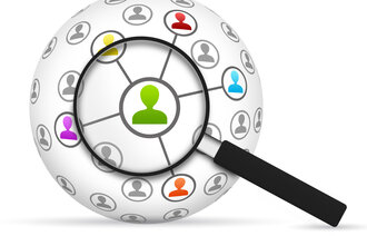 Illustrasjonen viser et nettverk av personer, der én er forstørret med et forstørrelsesglass