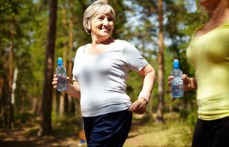 To sporty voksne kvinner på skogstur
