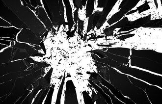 Bildet viser en knust glassrute i sort-hvitt