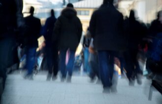 Folkemengde der personene kun ses som svarte, utydelige skikkelser.