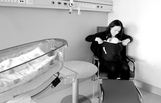 Kvinne med nyfødt barn på sykehus