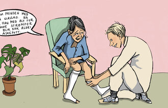 Illustrasjonen viser en sykepleier som tar på støttestrømper på en eldre dame.