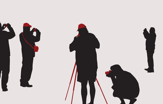 Bildet viser silhuetten av mennesker som fotograferer