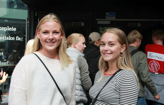 Sykepleierstudentene Elida Lillehammer Bakka og Karoline Szabo