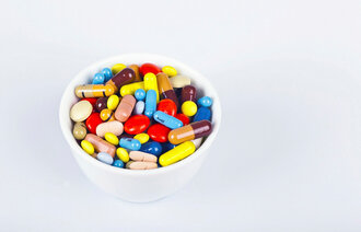En skål med fargerike medisiner.