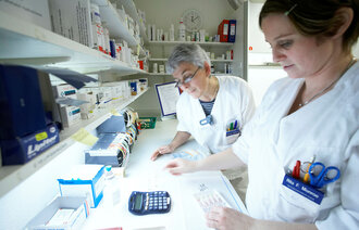 Sykepleier Anne Nilsen og Rita Monroe forbereder medisiner  på Moss sykehus.