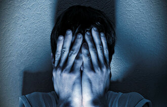 Illustrasjonfoto. Person gjemmer ansiktet i hendene.