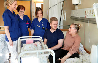 Bildet viser jordmødrene Ingri Himo, Bodil Urstad og Elise Lilleberre sammen med Anders Brøndbo og Emilie Hansen Meidal og datteren Elen.