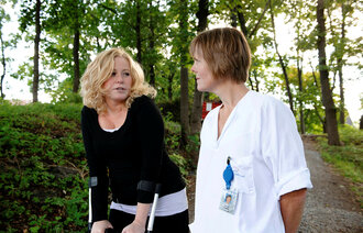 Revmatismepasient Anette Lieng Håkonsen og sykepleier Mai Elin Husebø.