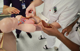 Andreårsstudenter ved Høgskolen i Sør-Norge, Kim Ovnerud, Abdulhakim Mohamed Ali, Angela R. Josefsen som øver på hverandre.