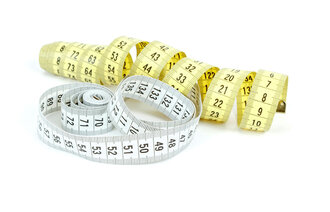 Bildet viser et gult og et hvitt målebånd.