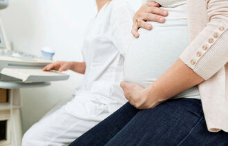 Jordmor og gravid kvinne