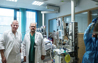 Professor i infeksjonsmedisin Jan Kristian Damås (t.v) og professor i intensivmedisin Erik Solligård ved St. Olavs hospital 