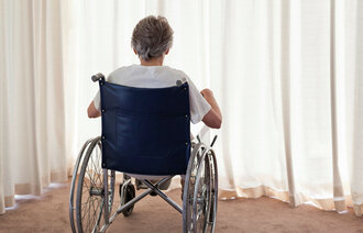 Gammel dame i rullestol