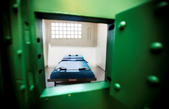 Seng med belter på isolat, fra Ila sikringsanstalt