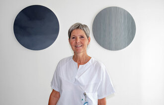 Bildet viser Ingrid Slørdal, som jobber på infeksjonsmedisinsk avdeling på St. Olavs hospital.