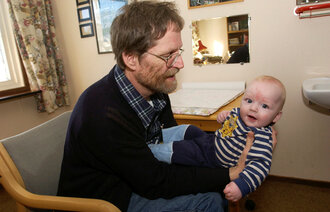 Ola Berglund, landets første mannlige helsesøster med baby, Halden