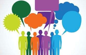 Illustrasjon av menneskegruppe med hver sin snakkeboble.