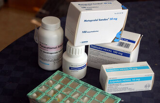 Dosett og foreskjellige pakker med medisiner.