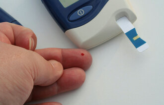 Viser en blodprøvestikk for å måle glukoseinnhold i blodet