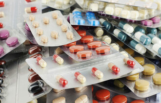 Mange pillebrett som ligger strødd utover