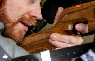 Bildet viser Kenneth Aas på skytterbanen.