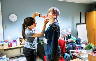 Simulerer nattarbeid i lyslabb, UiB, Institutt for samfunnspsykologi. T.v. Jelena Mrdalj og psykologistudent Gina Løge Flemmen