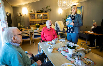 Eldre- og folkeminister Sylvi Listhaug treffer beboere, pårørende og ansatte på Hobøl Bo- og behandlingssenter. . F.h.: Sylvi Lis... Credit: NTB scanpix