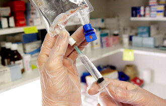 Spesialsykepleier i geriatri Bjørg Myhre forbereder intravenøs behandling.