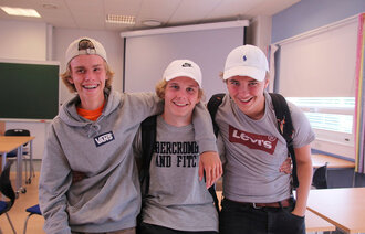 Gutter i 10. klasse besøker sykepleierutdanningen på Gjøvik for å bli kjent med sykepleieryrket.