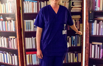 Bildet viser Kaja Elena Klunderud, sykepleier på Eikertun helsehus, Hokksund.