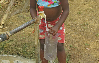 Jente fyller vann på flaske