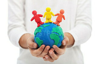 Illustrasjonsbildet viser et barn med en klode i hendene og med tre små figurer på toppen.