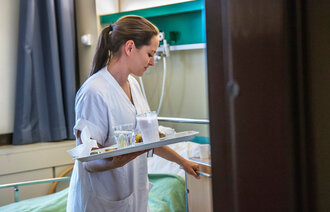 Sykepleier på jobb.
(Sykehuset i Drammen.)