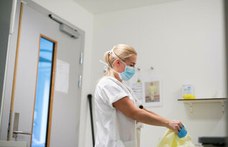 Sykepleier med verneutstyr.