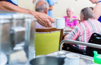 Servering av kaffe til eldre