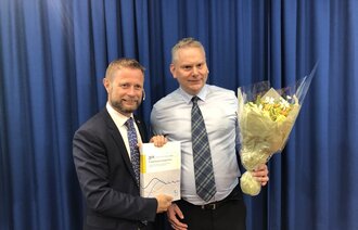 TUNG RAPPORT: Helseminister Bent Høie (H)&nbsp;mottok&nbsp;rapporten&nbsp;med 17 kapitler og 157 paragrafer fordelt over drøye 800 sider fra utvalgsleder Bjørn Henning Østenstad (til høyre).