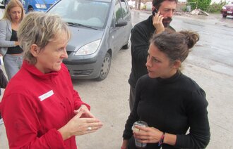 Anne Marie Joa i samtale med en av de frivillige 