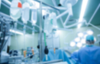 Oppvåkning på intensivavdeling, gjennom pasientens øyne. Et tåkete bilde av omgivelsene.