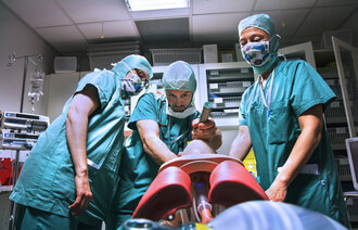 Bildet viser sykepleiere som øver seg på å etablere frie luftveier på en dukke