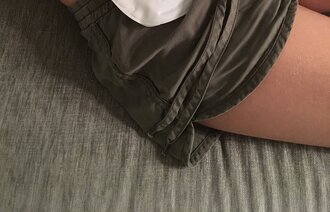 Jente med stomipose på magen.