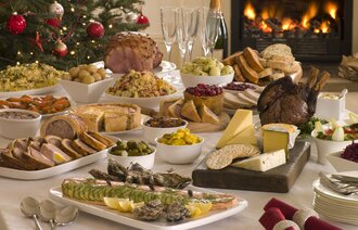 Koldtbord med julemat og juledekorasjoner