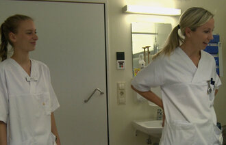 Bildet viser Carina Gitmark Valeur og jordmorstudent Iselin.